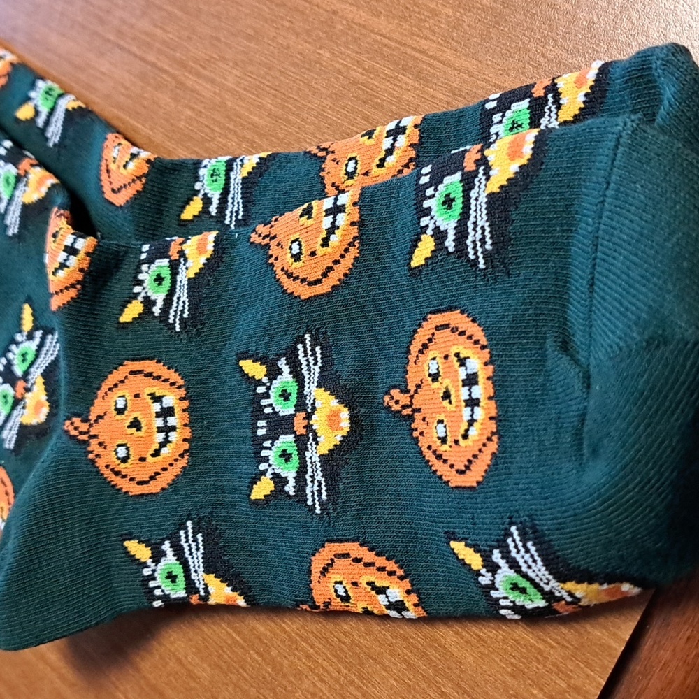Halloween Cat Themed Green Socks/ BUNDLE ONLY 2 OR MORE ITEMS - Picture 3 of 3